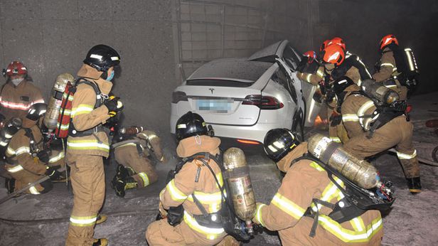今月９日、ソウル龍山区のあるマンション地下駐車場に進入したテスラ「Ｍｏｄｅｌ　Ｘ」の車両が駐車場の壁面に衝突し、その衝撃で火災が発生した。［写真　龍山消防署］