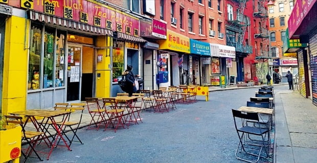 年末なのにニューヨークのチャイナタウンは歩いている人を見つけるのが難しいほどひっそりとしていた。１１日のチャイナタウンの飲食店のテラス席はランチタイムなのにがらがらだった。ニューヨーク＝チョ・ジェギル特派員