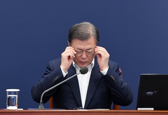 韓国の文在寅（ムン・ジェイン）大統領が１４日午後、青瓦台与民館（執務室）で開かれた首席・補佐官会議でメガネを掛け直している。文大統領はこの日、「コロナ拡大と防疫強化で内需と消費が急激に萎縮する難しい状況でも、韓国のマクロ経済が良い流れを見せていて幸運」と述べた。［写真　青瓦台写真記者団］