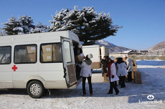 ２０１７年、北朝鮮内の結核患者治療のために物資を輸送するユジンベル財団。　［写真＝ユジンベル財団提供］