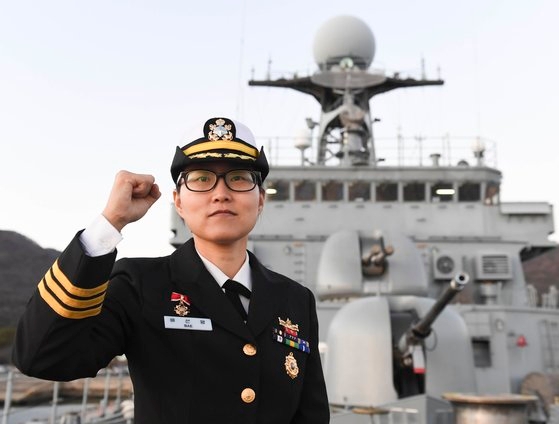 女性軍人で初めて機雷敷設艦「元山（ウォンサン）」艦長に就任したペ・ソンヨン中佐。　［海軍提供］ ​