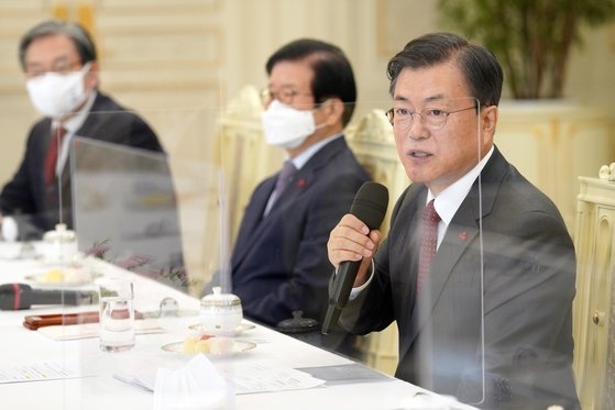韓国の文在寅（ムン・ジェイン）大統領が２２日午前、青瓦台（チョンワデ、大統領府）本館で開かれた「５部要人招請懇談会」に出席して発言している。［写真　青瓦台］
