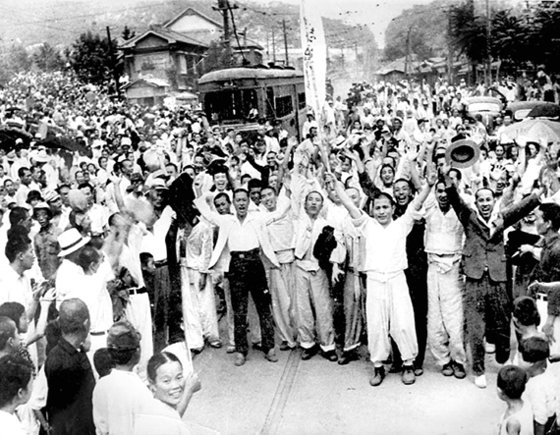 １９４５年８月１５日、日帝植民統治３５年から解放を迎えた人々が「大韓独立万歳」を叫んでいる。［中央フォト］