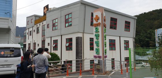 新型コロナ集団感染が発生して閉鎖された釜山のヘトゥラク療養病院。　ソン・ボングン記者