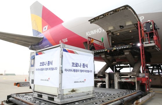 ２９日午前１０時２０分、仁川発ロシア・モスクワ行きアシアナ航空貨物機に、韓国で生産された新型コロナワクチンが積載されている。［写真　アシアナ航空］
