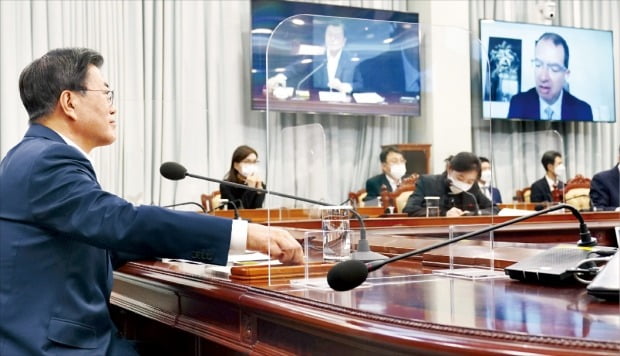 韓国の文在寅（ムン・ジェイン）大統領が２８日午後、青瓦台与民館のビデオ会議室でモデルナのステファン・バンセル最高経営責任者（ＣＥＯ）とビデオ通話をしている。［写真　青瓦台］