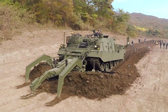 現代ロテムが開発した地雷除去用「障害物開拓戦車」。軍は２９日、この戦車を初めて配置した。　［写真＝防衛事業庁］