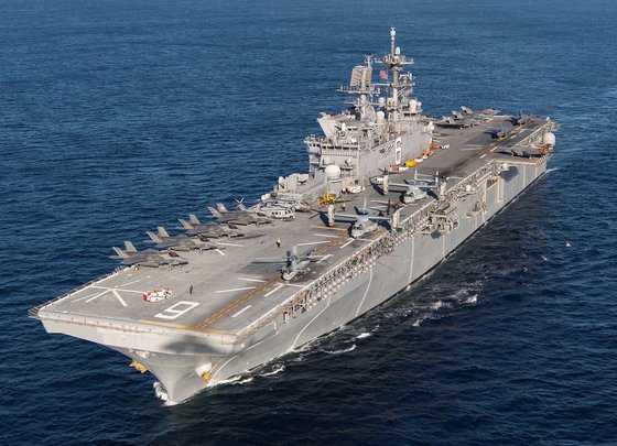 韓国の軽空母は米海軍のアメリカ級艦艇と規模がほぼ同じになることが予想される。強襲揚陸艦「アメリカ」にはＦ３５Ｂ戦闘機が垂直離着陸することができる。［写真　米海軍］