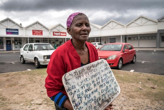 南アフリカ共和国で食べ物を乞う女性［写真　ＥＰＡ＝聯合ニュース］