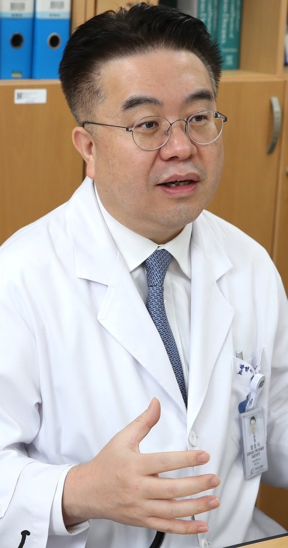 セルトリオン社の新型コロナ抗体治療薬および学術発表をしたオム・ジュンシク嘉泉大学医大教授が１３日午後、仁川吉病院で中央日報のインタビューに応じている。　チャン・ジンヨン記者