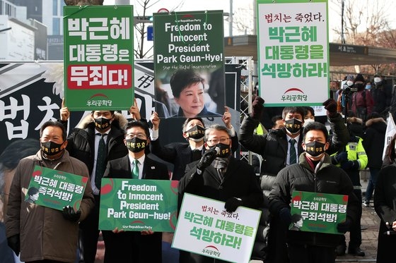 朴槿恵（パク・クネ）被告の再上告審宣告公判が開かれた１４日午前、ソウル瑞草区（ソチョグ）の大法院付近で朴前大統領支持者のデモが続いた。　チャン・ジンヨン記者