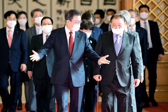 韓国の文在寅（ムン・ジェイン）大統領が１４日、青瓦台（チョンワデ、大統領府）本館で姜昌一（カン・チャンイル）駐日大使に信任状を授けた後、歓談場所に移動している。［写真　青瓦台写真記者団］