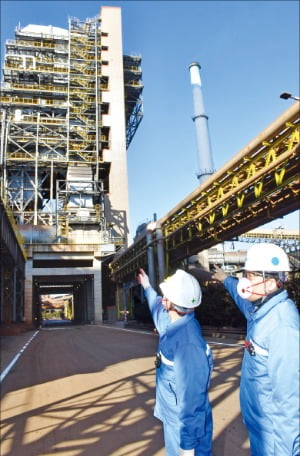 ポスコ浦項製鉄所の従業員が１７日に大気中の窒素酸化物排出量を大幅に低減する設備である親環境焼結機（ＳＣＲ）について説明している。［写真　ポスコ］