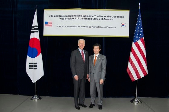２０１３年に訪韓したバイデン当時副大統領と駐韓米国商工会議所（ＡＭＣＨＡＭ）のジェームズ・キム会長。［写真　ＡＭＣＨＡＭ］