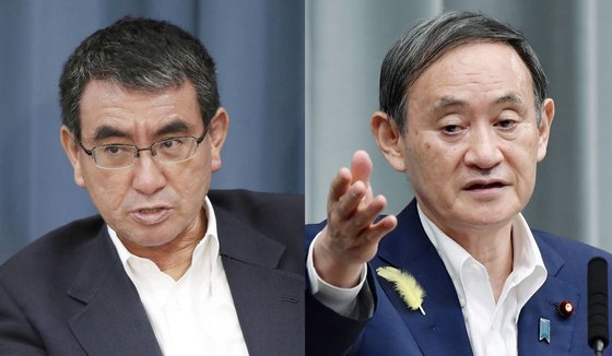 河野太郎行政改革担当相（左）と菅義偉首相（右）。［中央フォト］