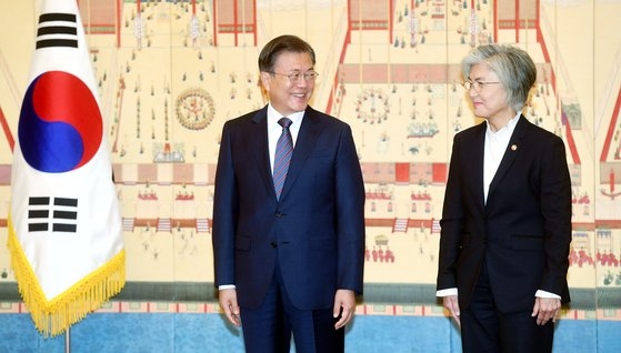 韓国の康京和（カン・ギョンファ）外交部長官が就任から３年７カ月で席から退くことになった。後任には鄭義溶（チョン・ウィヨン）前国家安保室長が内定した。写真は昨年１０月、青瓦台で開かれた駐韓大使信任状捧呈式で挨拶を交わしている文在寅（ムン・ジェイン）大統領（左）と康京和外交部長官（右）。［写真　青瓦台写真記者団］