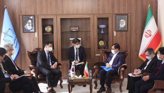 １２日、韓国タンカー拿捕問題でイランを訪問し、イランのヘクマトニア法務次官に会った崔鍾建（チェ・ジョンゴン）外交部第１次官（左）。　［イラン政府ホームページ　キャプチャー］