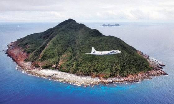 尖閣諸島（中国名・釣魚島）を海上自衛隊所属のＰ－３Ｃ哨戒機が飛行している。　［中央フォト］