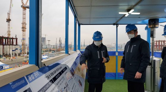 サムスン電子の李在鎔副会長が新年最初の業務開始日である４日、京畿道平沢にあるサムスン電子平沢第２工場を訪れ関係者らの説明を聞いている。［写真　サムスン電子］