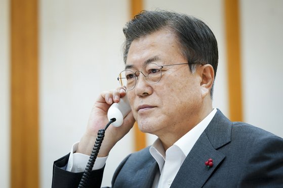 韓国の文在寅（ムン・ジェイン）大統領が２６日午後、青瓦台（チョンワデ、大統領府）で中国の習近平国家主席と電話会談を行っている。［写真　青瓦台］