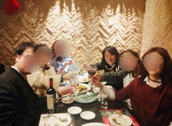 与党「共に民主党」の尹美香（ユン・ミヒャン）議員が、夕食会でマスクを取ったまま複数の人と一緒にワインを片手に笑顔を浮かべている写真をインスタグラムに掲載したが、議論になるとこれを削除した。［写真　インスタグラム　キャプチャー］