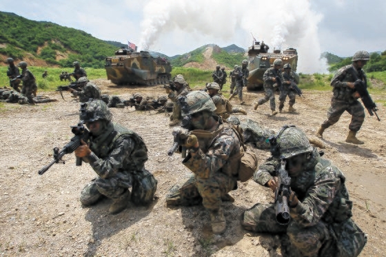 米朝首脳会談以降、韓米連合訓練は野外実戦訓練でなく指揮所内で実施する模擬訓練に置き換えられた。写真は２０１８年９月６日、浦項市（ポハンシ）海兵隊訓練場で実施された韓米海兵隊の連合空地戦闘訓練。　