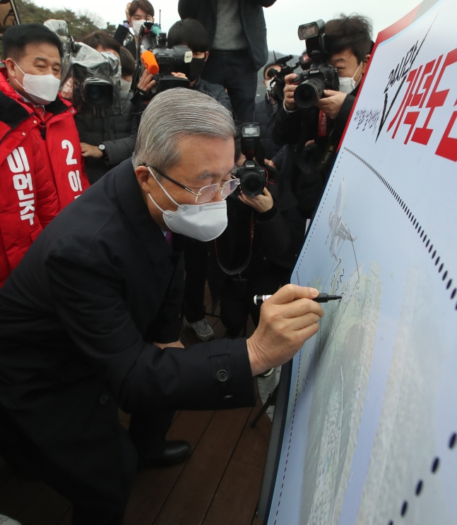 野党「国民の力」の金鍾仁（キム・ジョンイン）非常対策委員長が１日、釜山（プサン）を訪問して加徳島新空港支持とともに韓日海底トンネルの検討を約束した。ソン・ボングン記者