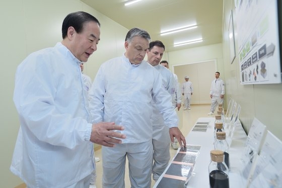 サムスンＳＤＩのハンガリー工場竣工式に出席した全永鉉（チョン・ヨンヒョン）サムスンＳＤＩ社長とハンガリーのオルバーンビクトル首相。サムスンＳＤＩはハンガリー工場を増設している。　写真＝サムスンＳＤＩ