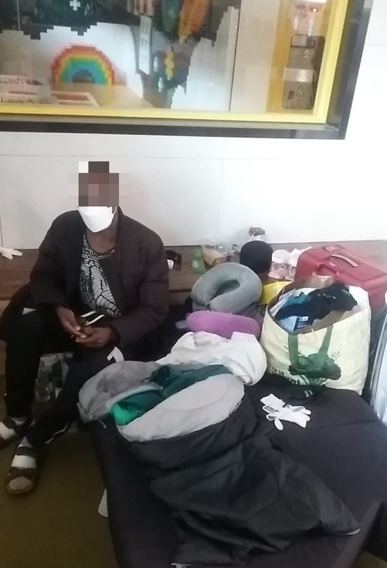 ２月１６日で空港難民Ａさんは仁川国際空港での生活を初めて１年になる。トランジットセンターの片隅に位置したソファで寝泊まりしている。［写真　Ａさん提供］
