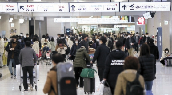 旧正月連休の最後の日である１４日、済州（チェジュ）空港国内線の出発ロビーが帰京客や観光客でこみ合っている。［写真　聯合ニュース］