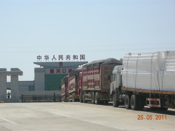 ２０１１年５月、中朝国境地域である中国の圏河税関前から北朝鮮に渡るためトラックが通行許可を待っている。［中央フォト］