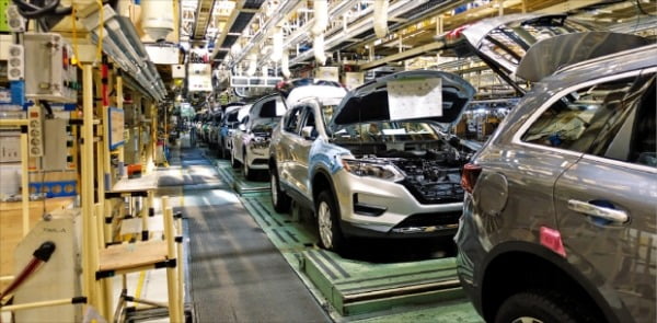 韓国中堅自動車３社の昨年の販売台数が初めて輸入車を下回った。昨年１１月、労働組合のストで生産ラインが停止したルノーサムスン自動車釜山工場。　ルノーサムスン提供