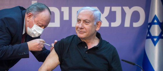 イスラエルのベンヤミン・ネタニヤフ首相が先月９日、テルアビブ市のシバ・メディカルセンターで新型肺炎ワクチンを打っている。ファイザー製ワクチンの２回目の接種だった。［中央フォト］