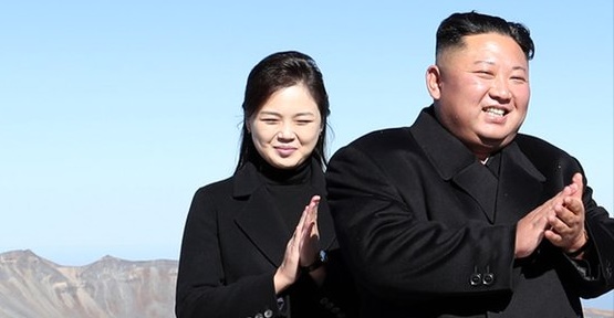 ２０１８年９月２０日、白頭山（ペクドゥサン）頂上の将軍峰（チャングンボン）を訪れた北朝鮮の金正恩国務委員長（右）と李雪主夫人。　平壌写真共同取材団
