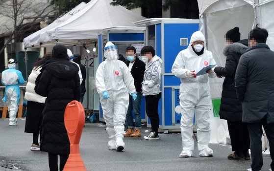 大田市内のある保健所の新型コロナウイルス選別診療所で医療陣が訪問した市民を忙しく検査している。フリーランサー　キム・ソンテ