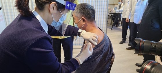 京畿道龍仁市・興徳ウリ療養病院の入院患者クァク・セグンさんが２６日、龍仁市の接種第１号としてアストラゼネカ製ワクチンを接種している。チェ・ヘソン記者