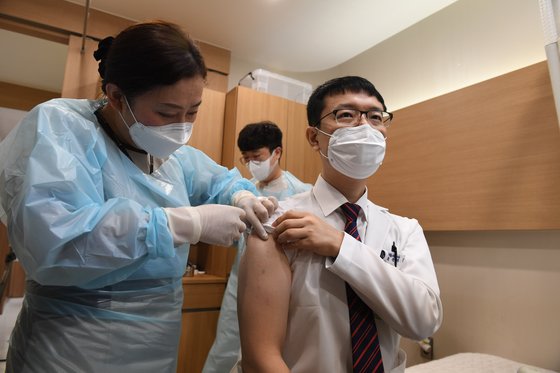 新型コロナウイルス（新型肺炎）ワクチンの接種が始まった２６日午前、慶尚南道昌原市（キョンサンナムド・チャンウォンシ）のリハビリ医学科のキム・ミンテ科長がワクチンの接種を受けている。キム科長は慶尚南道地域の最初のワクチン接種者だ。ソン・ボングン記者