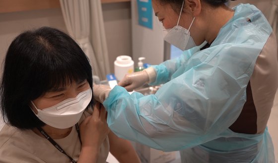 喜緑療養病院のスタッフが２６日、アストラゼネカワクチンの接種を受けている。［写真　喜緑療養病院］