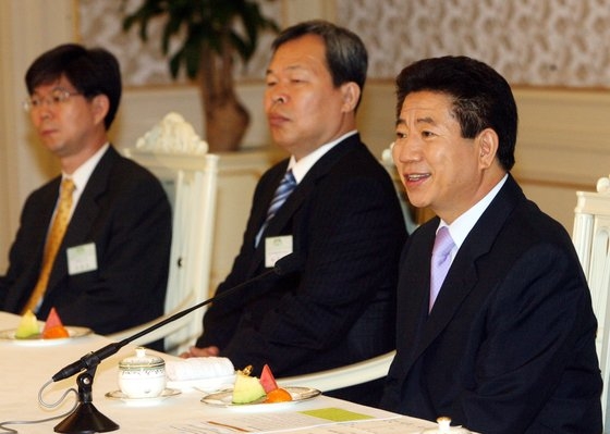 盧武鉉（ノ・ムヒョン）元大統領が２００６年７月１３日に青瓦台（チョンワデ、韓国大統領府）で開かれた大統領直属の親日反民族行為資産調査委員会委員に対する任命状授与式を終えた後、歓談している。　中央フォト