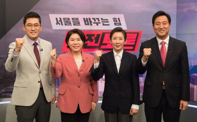 国民の力のソウル市長選挙候補、吳晨煥（左から）、超恩禧、羅卿ウォン、呉世勲氏が１日、ソウル中区（チュング）テレビ朝鮮で開かれた４人ビジョン合同討論を控えて記念撮影をしている。［写真　国会写真記者団］