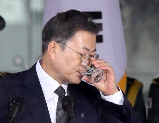 １日午前、ソウル鍾路区タプコル公園で開催された第１０２周年三一節記念式典で演説中に水を飲む文在寅大統領。　青瓦台写真記者団