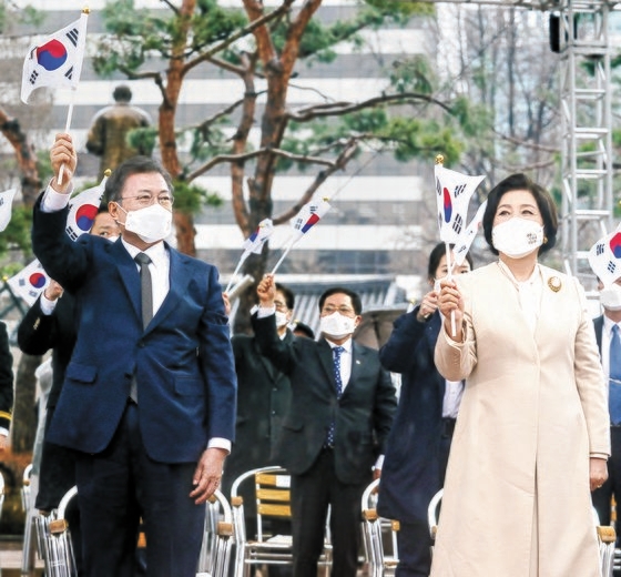 韓国の文在寅（ムン・ジェイン）大統領と金正淑（キム・ジョンスク）夫人が１日午前、ソウル鍾路区（チョンノグ）のタプコル公園で開かれた第１０２周年三一節記念式典に出席して万歳三唱をした後、大極旗を振っている。［写真　青瓦台写真記者団］
