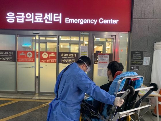 ソウル消防災難本部は２日までに新型コロナワクチン接種後に異常反応が出た患者１３人を搬送した。［写真　ソウル消防災難本部］