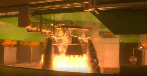 ２月２５日午後、全羅南道高興郡の羅老宇宙センターで韓国型ロケット「ヌリ号」（ＫＳＬＶ－２）の１段推進機関２次燃焼試験が行われている。［写真　韓国航空宇宙研究院］