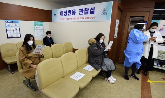ソウル・道峰区の保健所で療養病院・療養施設従事者がアストラゼネカのワクチン接種を受けた後、異常反応観察室で待機している。［写真　共同取材団］