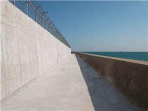 古里原発に設置された高さ１０メートル、長さ２．１キロメートルのコンクリートの海岸障壁。［写真　韓水原］