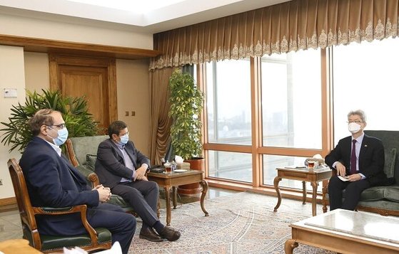 先月２１日、韓国大使館で会談したユ・ジョンヒョン駐イラン大使とヘムマティ・イラン中央銀行総裁。　［写真　イラン政府］