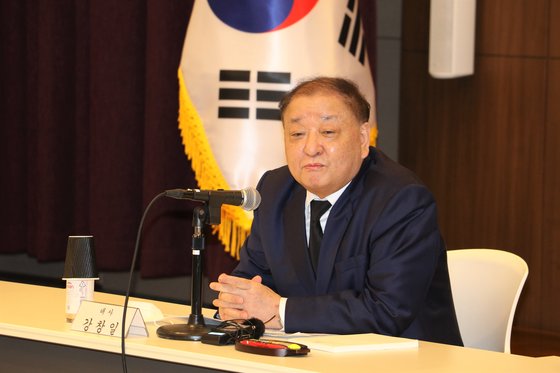 １０日、東京にある在日韓国大使館で記者団の質問に答えている姜昌一（カン・チャンイル）駐日大使。［写真　在日韓国大使館］