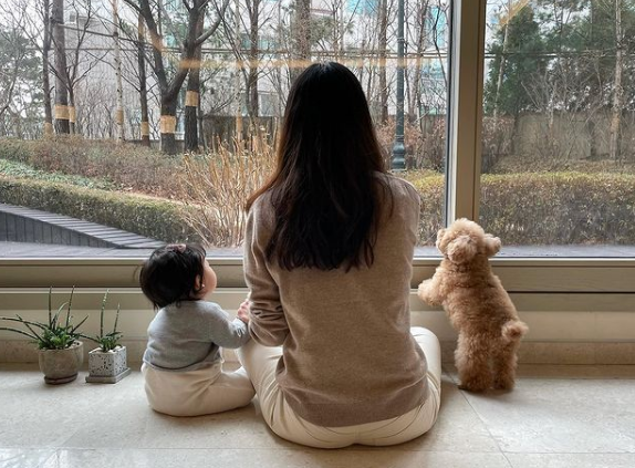 女優チェ・ジウと娘とペットの子犬［写真　チェ・ジウのＳＮＳ］