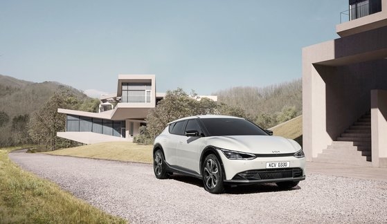 起亜が１５日に公開した初の専用電気自動車ＥＶ６。前面のデザインは起亜の象徴「タイガーノーズ」を再解釈した「デジタルタイガーフェイス」を適用した。　［写真　起亜］